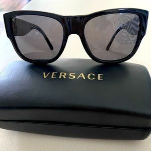VERSACE POLARIZED SUNGLASSES (mint! Like new)